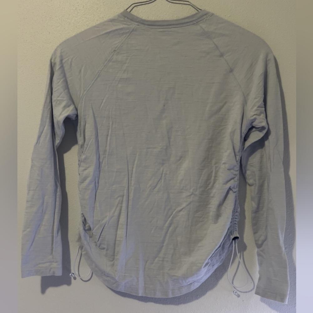 Women’s SMALL Under Armour Gray Long Sleeve Athletic Tee - Picture 4 of 4